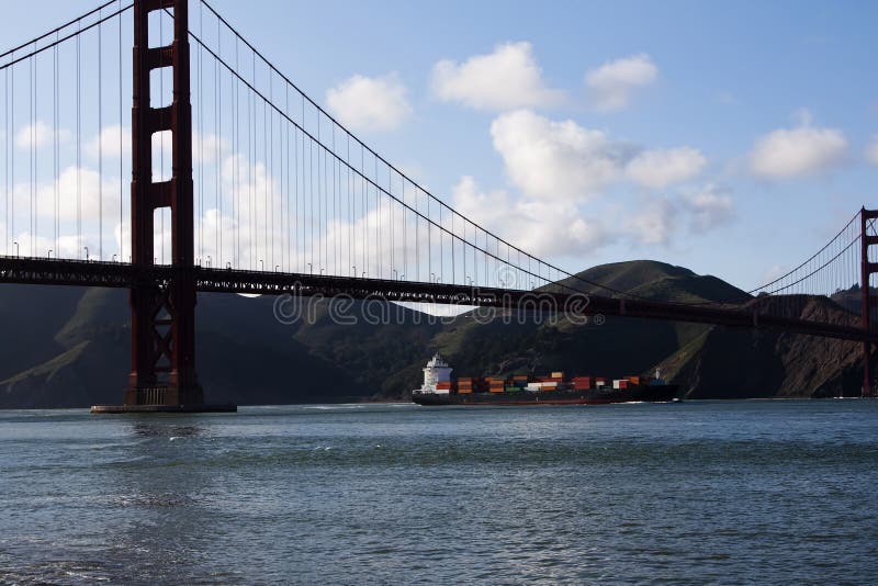 Portacontenedores debajo de puente Golden Gate de entrada imagenes de archivo Portacontenedores debajo de puente Golden Gate de entrada imagenes de archivo
