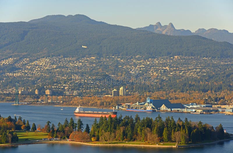 Portacontenedores en Vancouver, A.C., Canadá imagen de archivo Portacontenedores en Vancouver, A.C., Canadá imagen de archivo