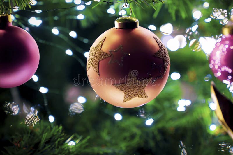 Portada De Postal Para Regalo De Navidad Navideña De Año Nuevo. Bola De Oro  Con Una Estrella Colgando De Un árbol De Navidad Verde Imagen de archivo -  Imagen de festivo, tarjeta: