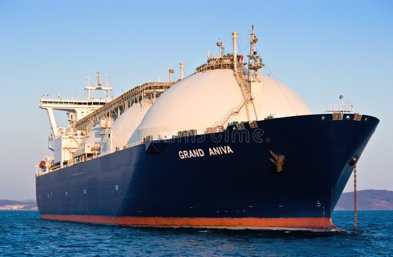 Portador de GASERO Aniva magnífico en la puesta del sol en los caminos del puerto de Najodka Extremo Oriente de Rusia Mar del est imagen de archivo Portador de GASERO Aniva magnífico en la puesta del sol en los caminos del puerto de Najodka Extremo Oriente de Rusia Mar del est imagen de archivo