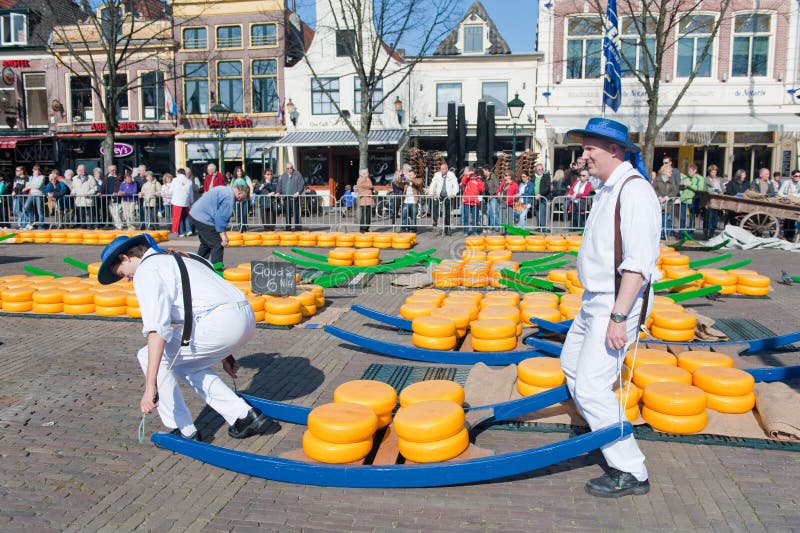 Portadores en el mercado del queso de Alkmaar fotografía de archivo libre de regalías Portadores en el mercado del queso de Alkmaar fotografía de archivo libre de regalías