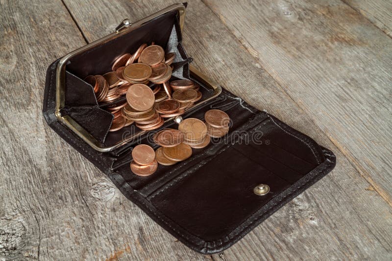 Portafoglio nero in pieno di euro centesimi immagine stock Portafoglio nero in pieno di euro centesimi immagine stock