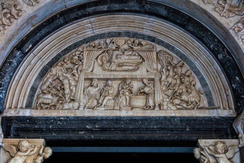 Portail de la cathédrale de St Lawrence dans Trogir photos stock Portail de la cathédrale de St Lawrence dans Trogir photos stock