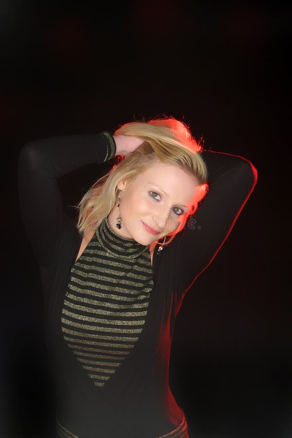 Portait av en härlig flicka som göras med cirkelljus och något rött panelljus arkivfoton Portait av en härlig flicka som göras med cirkelljus och något rött panelljus arkivfoton