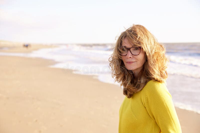 Portait sonriente atractivo de la mujer en la playa imagen de archivo libre de regalías Portait sonriente atractivo de la mujer en la playa imagen de archivo libre de regalías