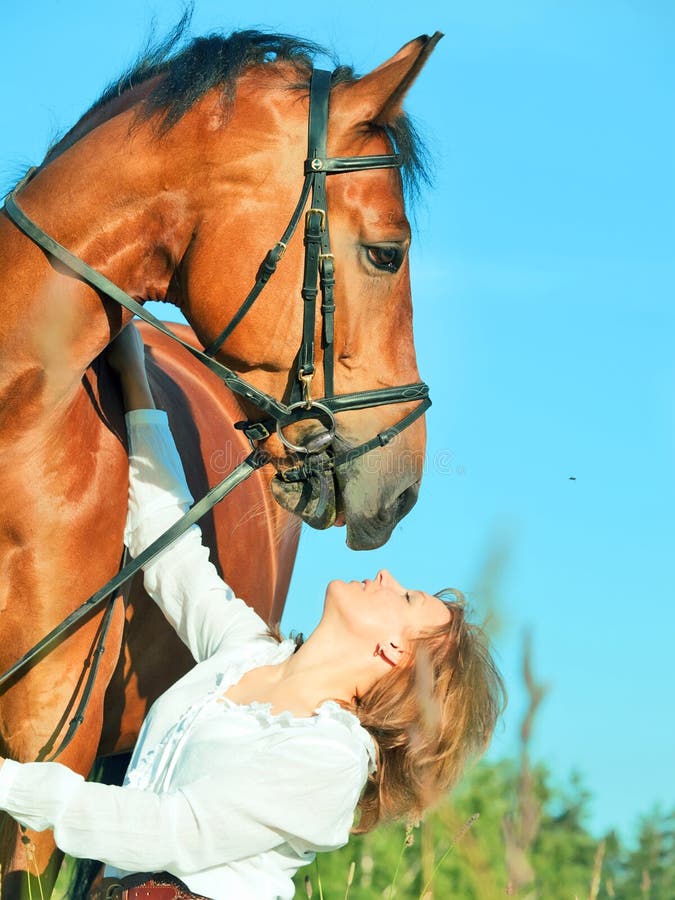 Foto de Cavalo De Frente Jóquei Menina Bonita Por Suas Rédeas Em Todo País  Em Equipamento Profissional e mais fotos de stock de Alazão - Cor de Cavalo  - iStock