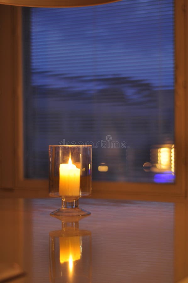 Tavolo con tovaglia bianca. Romantica cena a lume di candela. Camino bianco  decorato con cuori rossi per San Valentino Foto stock - Alamy