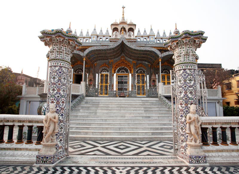 Portas ao templo Jain bonito em Kolkata fotografia de stock Portas ao templo Jain bonito em Kolkata fotografia de stock