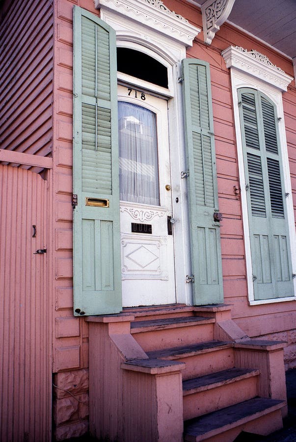 Portas com os obturadores de madeira verdes na casa no bairro francês O novo imagens de stock Portas com os obturadores de madeira verdes na casa no bairro francês O novo imagens de stock
