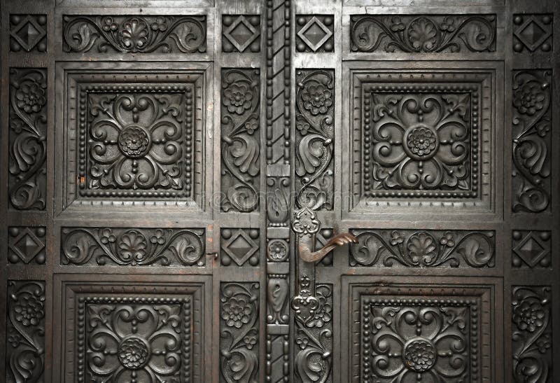 Portas de madeira cinzeladas