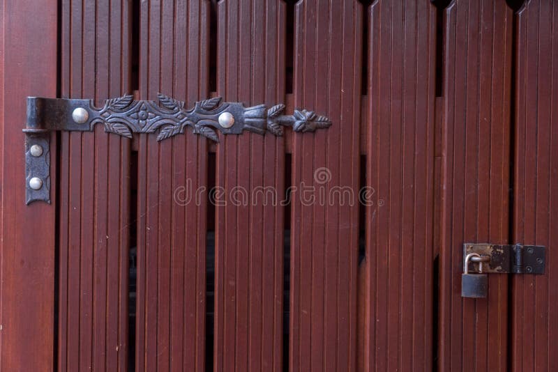 Portas de madeira com um fechamento e os toldos imagens de stock Portas de madeira com um fechamento e os toldos imagens de stock