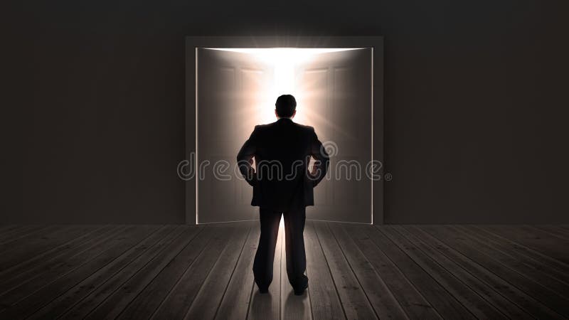 Portas de observação do homem de negócios que abrem a uma luz brilhante fotos de stock royalty free Portas de observação do homem de negócios que abrem a uma luz brilhante fotos de stock royalty free