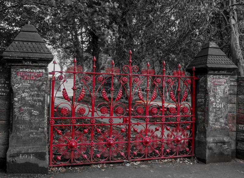 Portas vermelhas de Liverpool das portas do campo da morango imagens de stock Portas vermelhas de Liverpool das portas do campo da morango imagens de stock
