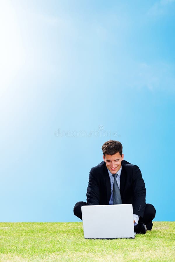 Portatile aziendale e uomo a bobine che batte e pianifica con connessione e-mail e interruzione. rilassare le persone e i dipenden immagine stock libera da diritti