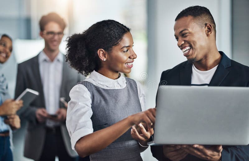 Portatili aziendali e team di contabilità in ufficio report digitale e feedback del manager sul budget. Discussione immagine stock libera da diritti