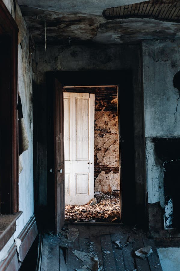 Porte abandonnée dans le couloir - Collapte et abandon de William Tarr House - Kentucky photos libres de droits Porte abandonnée dans le couloir - Collapte et abandon de William Tarr House - Kentucky photos libres de droits