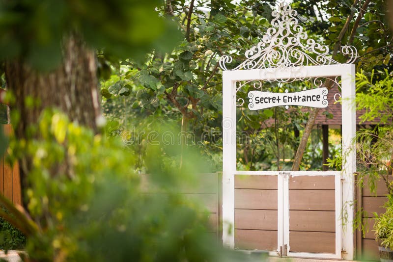Porte au jardin secret image libre de droits Porte au jardin secret image libre de droits