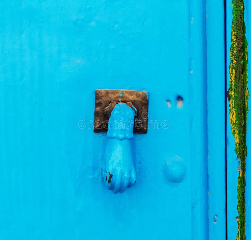 Porte avec le heurtoir en laiton sous forme de main, bel entran photos libres de droits Porte avec le heurtoir en laiton sous forme de main, bel entran photos libres de droits