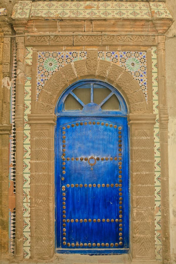 Porte bleue marocaine fleurie avec des tuiles images stock Porte bleue marocaine fleurie avec des tuiles images stock