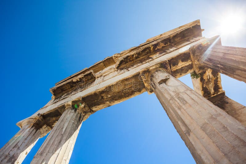 Porte d'Athena Archegetis au-dessous de l'Acropole d'Athènes, Grèce photo stock Porte d'Athena Archegetis au-dessous de l'Acropole d'Athènes, Grèce photo stock