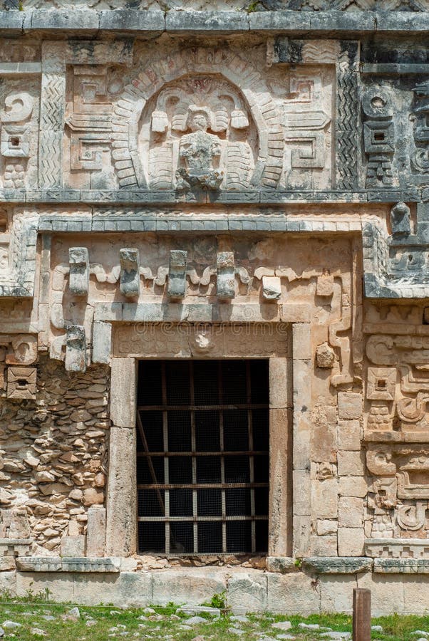 Porte D'entrée D'un Temple Maya, Dans Le Secteur Archéologique De Chichen  Itza Image stock - Image du pyramide, amérique: 149597371