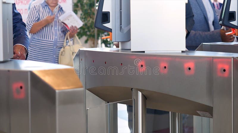 Porte d'entrée électronique où les gens peuvent passer en scannant le code à barres d'une carte ou d'un badge Médias Renforcement photo libre de droits Porte d'entrée électronique où les gens peuvent passer en scannant le code à barres d'une carte ou d'un badge Médias Renforcement photo libre de droits