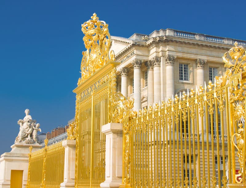 Porte d'or et façade de palais à Versailles photo libre de droits Porte d'or et façade de palais à Versailles photo libre de droits
