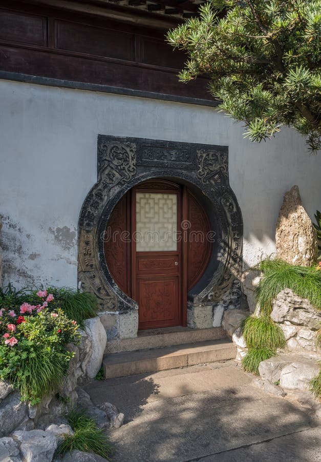 Porte dans la petite cour dans Yuyuan ou jardin de Yu à Changhaï photos stock Porte dans la petite cour dans Yuyuan ou jardin de Yu à Changhaï photos stock