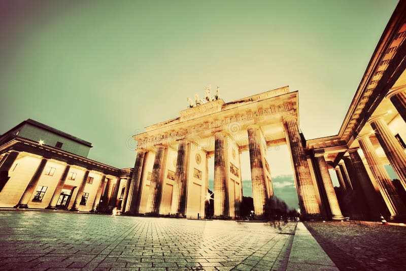 Porte de Brandebourg, Berlin, Allemagne la nuit photo libre de droits Porte de Brandebourg, Berlin, Allemagne la nuit photo libre de droits