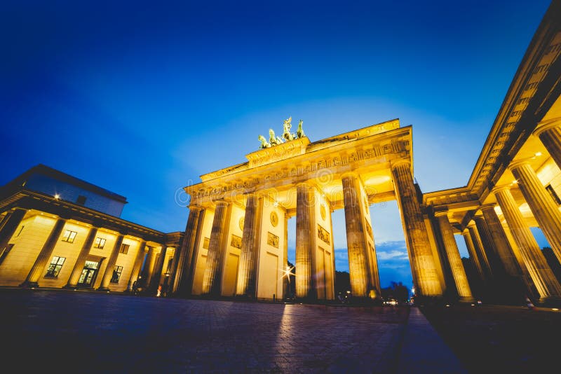 Porte de Brandebourg ? Berlin, Allemagne la nuit images stock Porte de Brandebourg ? Berlin, Allemagne la nuit images stock