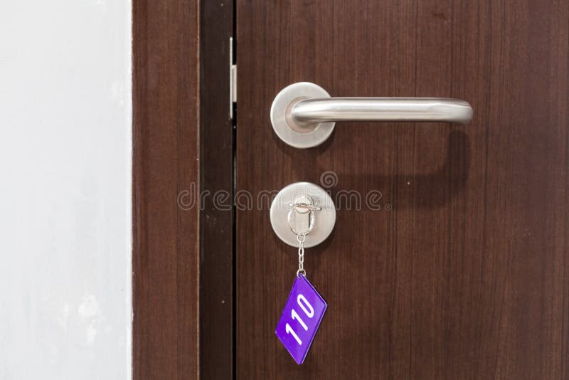 Porte De Chambre D'hôtel Avec La Clé Dans La Serrure Image stock