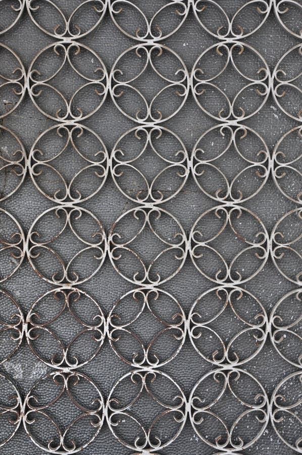 Porte de fer de vintage avec le modèle de cercles photographie stock Porte de fer de vintage avec le modèle de cercles photographie stock