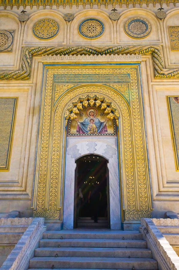 Porte de l'église en Curtea de Arges, Roumanie image stock Porte de l'église en Curtea de Arges, Roumanie image stock