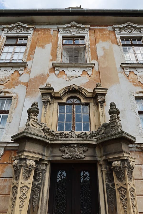 Porte de maison classique décorative sur une ancienne maison de ville historique décorée à Esztergom, Hongrie images libres de droits Porte de maison classique décorative sur une ancienne maison de ville historique décorée à Esztergom, Hongrie images libres de droits