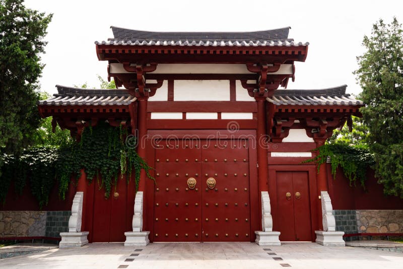 Porte de style chinois dans un temple bouddhiste - XI `, Chine image stock