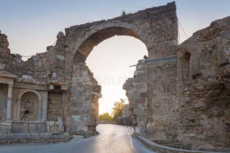 Porte de Vespasian ? la ville antique du c?t?, Turquie photo stock Porte de Vespasian ? la ville antique du c?t?, Turquie photo stock