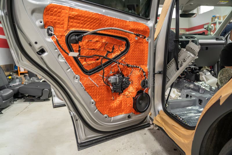 Intérieur de la voiture en cours d'installation d'insonorisation  d'isolation phonique sur les vus modernes Photo Stock - Alamy