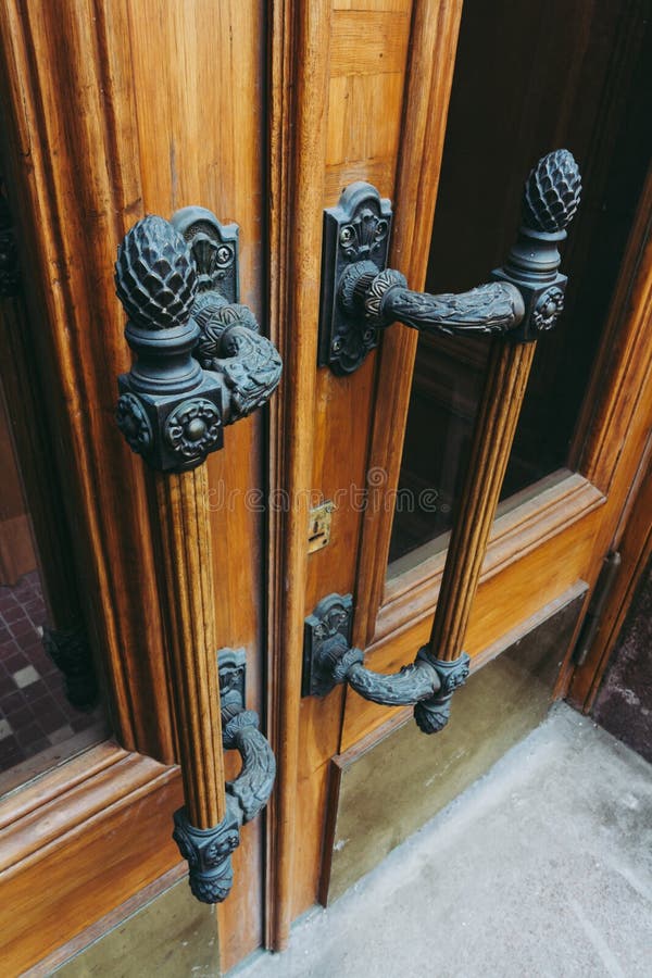 porte di legno di stupore con le maniglie di porta bronzee massicce nello stile di art deco fotografie stock libere da diritti porte di legno di stupore con le maniglie di porta bronzee massicce nello stile di art deco fotografie stock libere da diritti