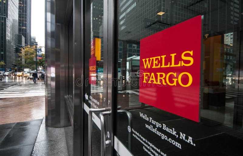Porte di un ramo di Wells Fargo in New York