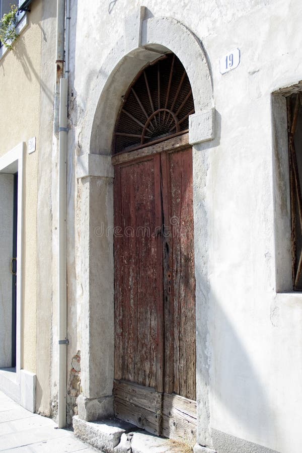 Porte doppie con vernice di colore rosso scuro a venice immagine stock