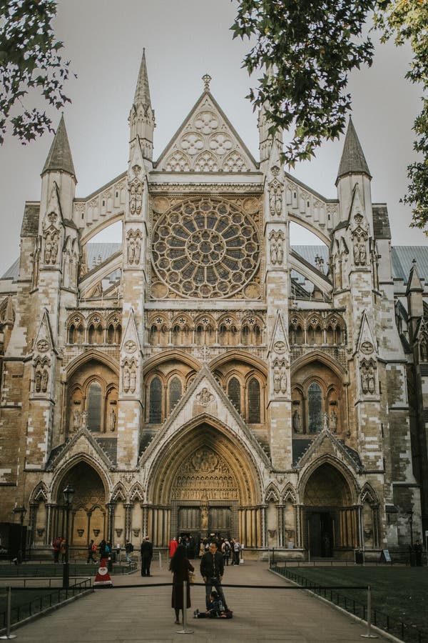 Porte du nord d'Abbaye de Westminster, avec le touriste marchant autour de prêt à le visiter, à Londres, le R-U photo libre de droits Porte du nord d'Abbaye de Westminster, avec le touriste marchant autour de prêt à le visiter, à Londres, le R-U photo libre de droits
