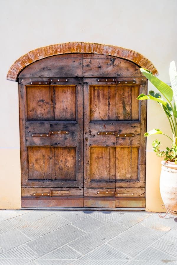 Porte en bois dans un village italien image libre de droits Porte en bois dans un village italien image libre de droits
