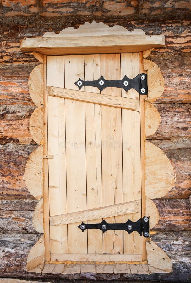 Porte en bois de cabane en rondins photo stock Porte en bois de cabane en rondins photo stock