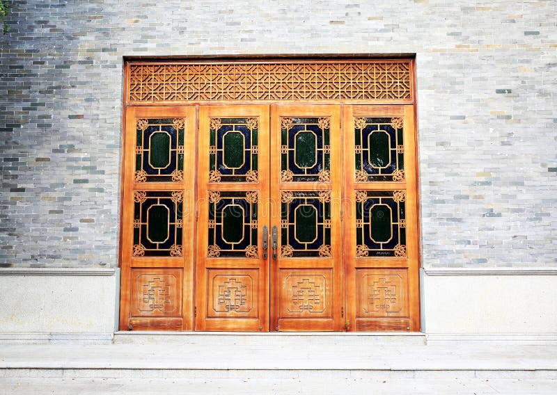 Porte en bois de chinois traditionnel dans le mur de briques, porte en bois classique asiatique photos stock Porte en bois de chinois traditionnel dans le mur de briques, porte en bois classique asiatique photos stock