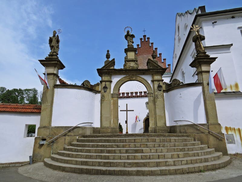 Porte et escaliers d'entrée au monastère historique en Pologne image stock Porte et escaliers d'entrée au monastère historique en Pologne image stock
