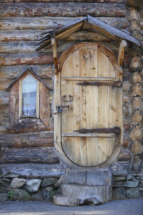 Porte et fenêtre d'une maison en bois image libre de droits Porte et fenêtre d'une maison en bois image libre de droits