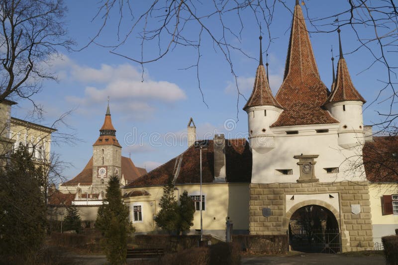 Porte et église noire Poarta Ecaterinei SI Biserica Neagra Brasov, Roumanie d'Ecatherine image stock Porte et église noire Poarta Ecaterinei SI Biserica Neagra Brasov, Roumanie d'Ecatherine image stock