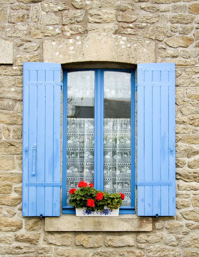 Porte-fenêtre avec les obturateurs bleus
