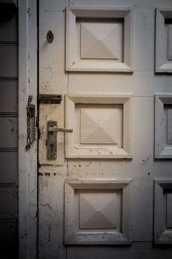 Porte fermée mystérieuse, grunge et sombre dans l'environnement photos stock Porte fermée mystérieuse, grunge et sombre dans l'environnement photos stock