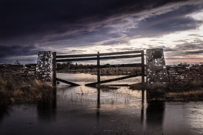 Porte inondée avec les cieux dramatiques photo stock